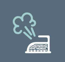 Minimalistisch blauw icoon van een wit strijkijzer met lichtblauwe stoomwolken dat fris, heerlijk geurend wasgoed symboliseert bij gebruik van Wasgeluk wasparfum en duurzame, microplasticvrije wasproducten.