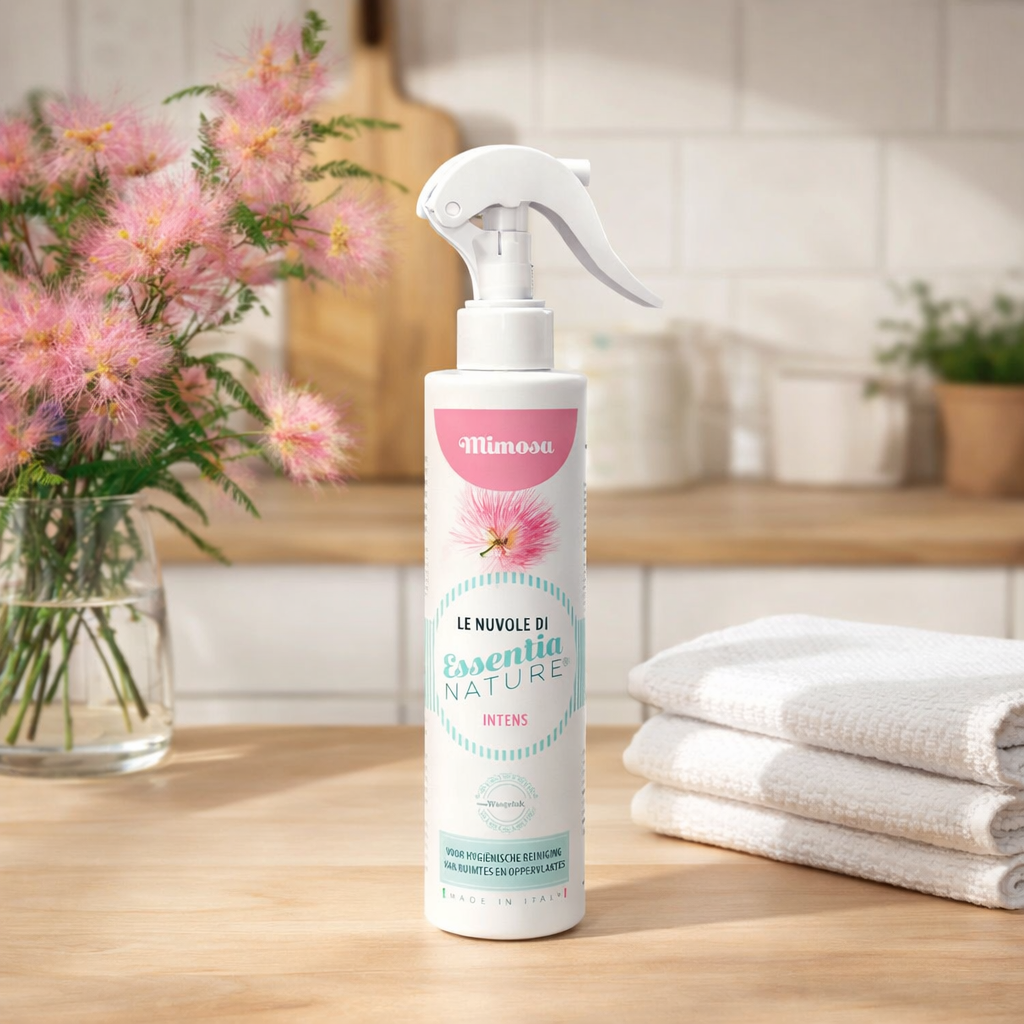 Cloud “Mimosa Perla Intens” met sprankelende, bloemige en verfijnde geur van mimosa, perzik, geranium, roos en iris, voor een langdurig frisse en luxe sfeer in huis, auto of op kleding.