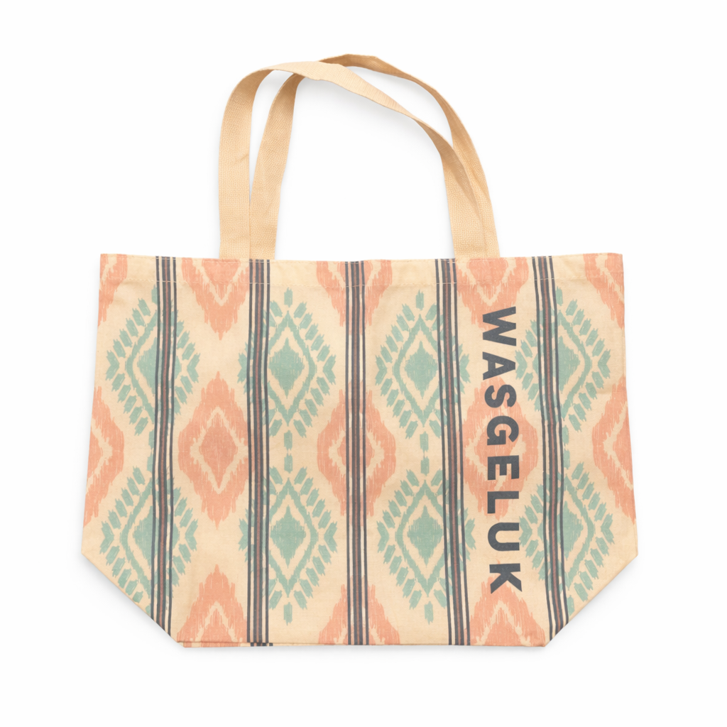 In deze ruime tas neem je makkelijk al je spullen mee. Handdoeken, boodschappen of spullen voor een dagje weg passen er moeiteloos in.