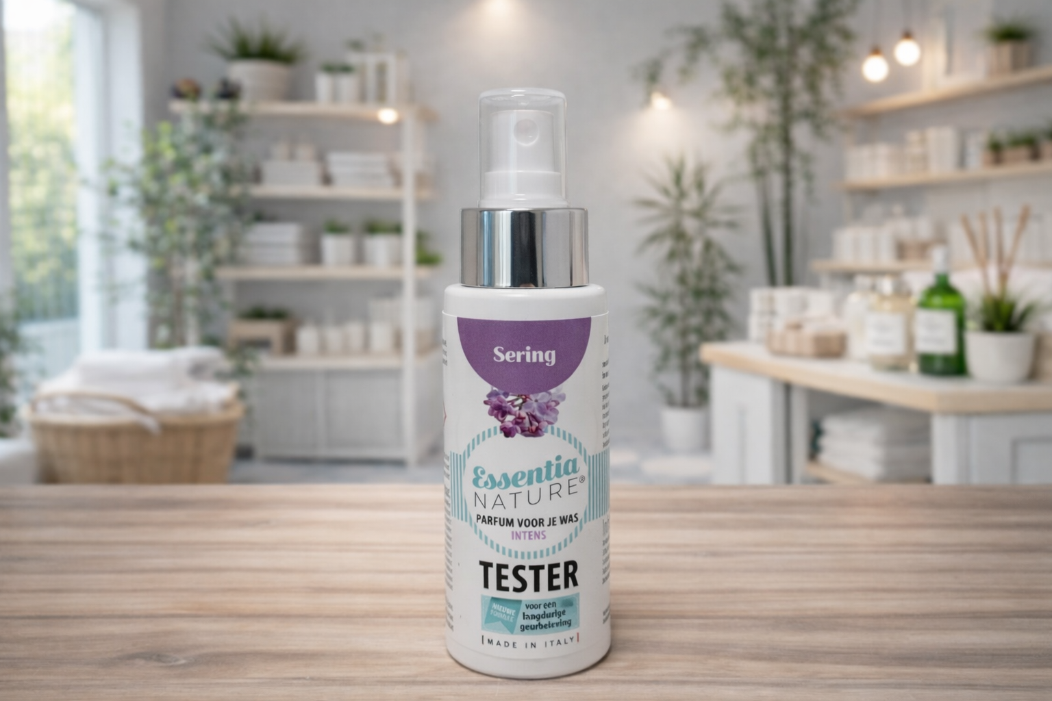 Cloud Sering 50ml – Deze compacte reinigingsspray is perfect voor onderweg. De zachte, bloemige en licht zoete geur van sering reinigt effectief en laat je kleding en kleine oppervlakken heerlijk fris en elegant ruiken. Dankzij het handige formaat neem je hem makkelijk mee in je tas, ideaal voor een snelle opfrisbeurt waar je ook bent.