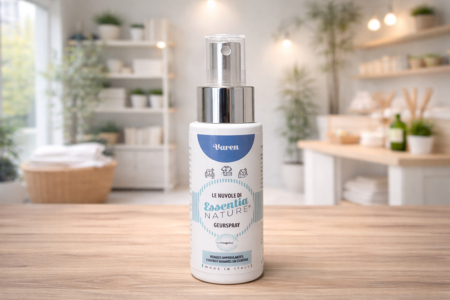 Cloud Varen 50ml – Deze compacte reinigingsspray is perfect voor onderweg. De frisse, groene en licht houtachtige geur van varen reinigt effectief en laat je kleding en kleine oppervlakken natuurlijk en langdurig fris ruiken. Dankzij het handige formaat neem je hem makkelijk mee in je tas, ideaal voor een snelle opfrisbeurt waar je ook bent.