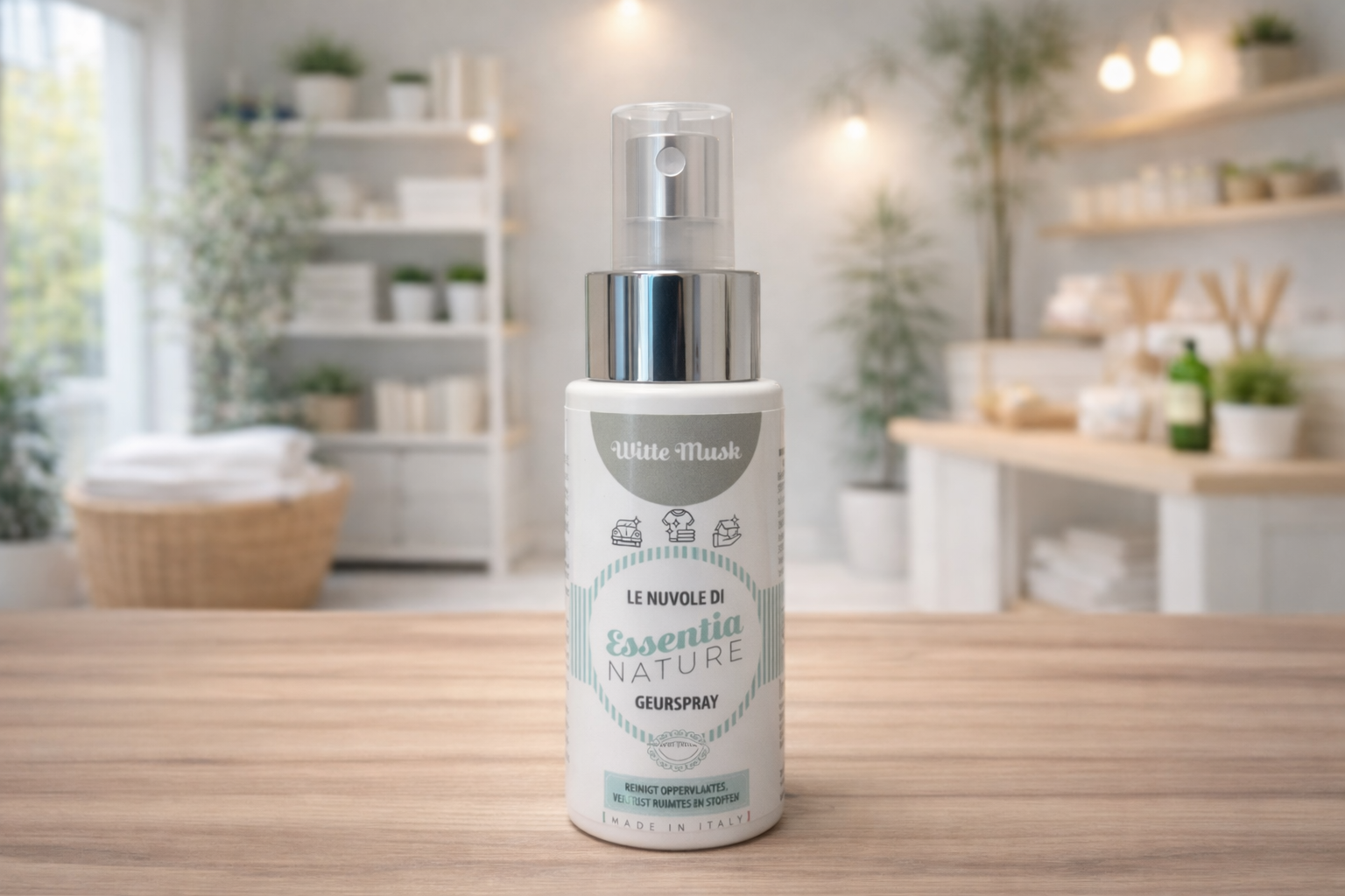 Cloud Witte Musk 50ml – Deze compacte reinigingsspray is perfect voor onderweg. De zachte, frisse en licht poederige geur van witte musk reinigt effectief en laat je kleding en kleine oppervlakken subtiel en langdurig fris ruiken. Dankzij het handige formaat neem je hem makkelijk mee in je tas, ideaal voor een snelle opfrisbeurt waar je ook bent.