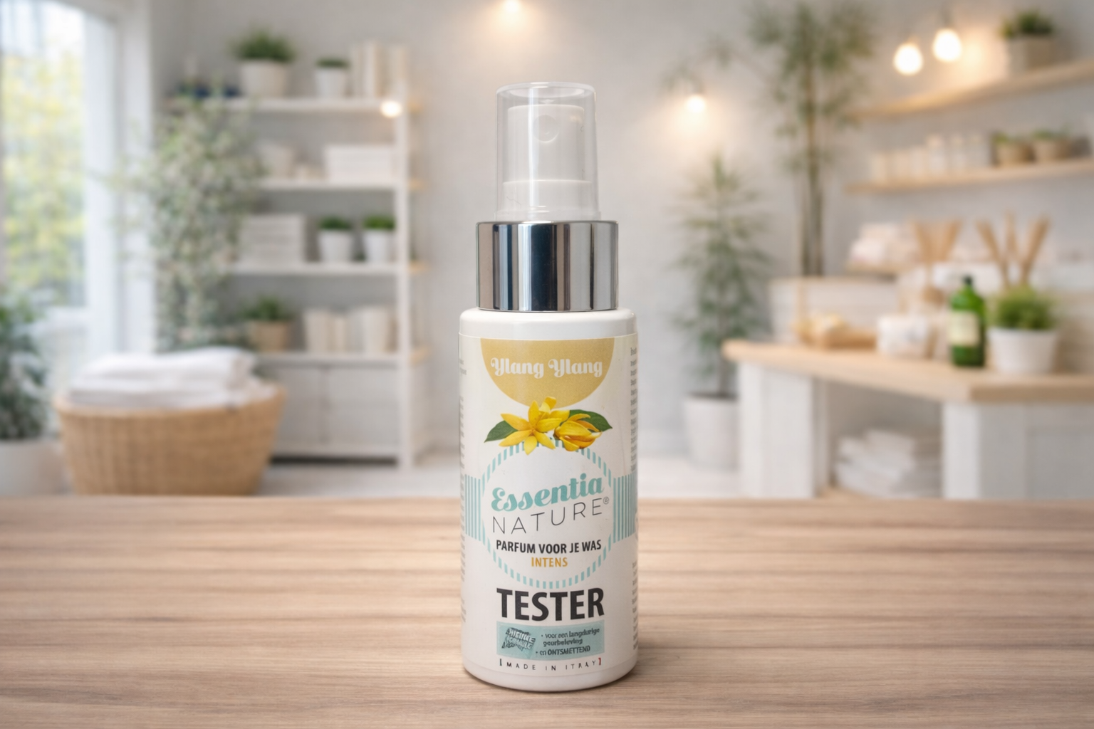 Cloud Ylang Ylang 50ml – Deze compacte reinigingsspray is perfect voor onderweg. De bloemige, exotische en licht zoete geur van ylang ylang reinigt effectief en laat je kleding en kleine oppervlakken heerlijk fris en verfijnd ruiken. Dankzij het handige formaat neem je hem makkelijk mee in je tas, ideaal voor een snelle opfrisbeurt waar je ook bent.