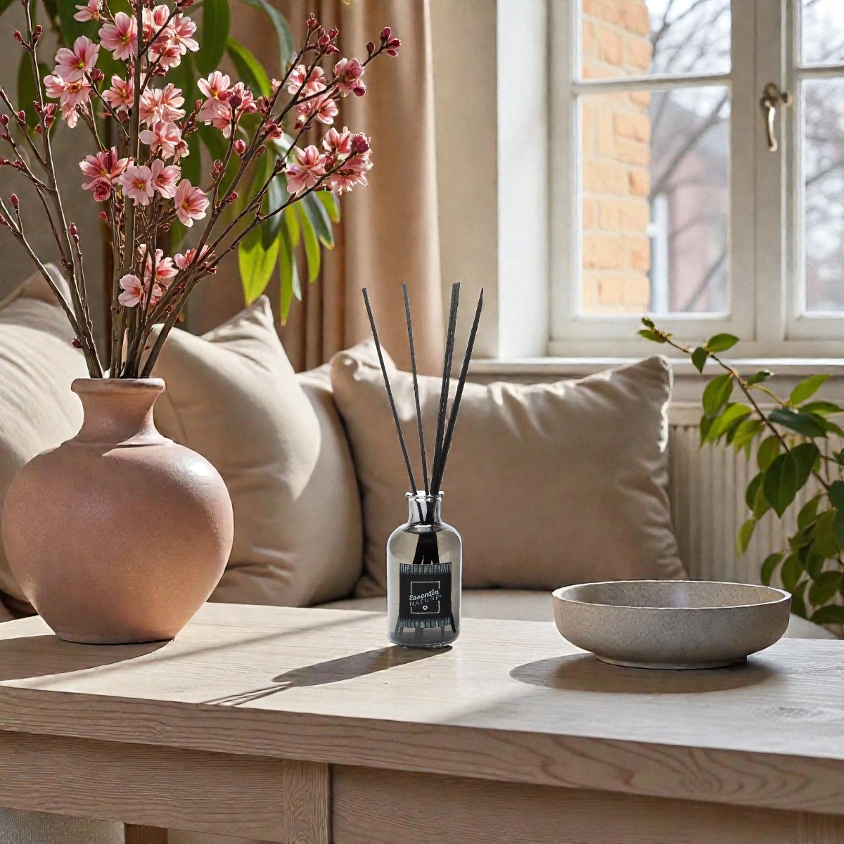 Geurstokjes “Tabacco Nero” met warme harsen en houttonen, verrijkt met aromatische bladeren, koffie, agarhout en wierook, voor een intrigerende en luxe sfeer in huis.