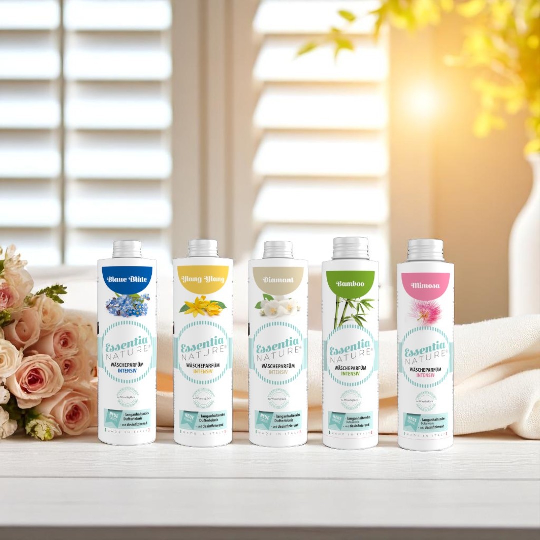 Essentia Nature wasparfum Intensiv set met vijf microplasticvrije geuren – Blaue Blüte, Ylang Ylang, Diamant, Bamboo en Mimosa – uitgestald in een frisse, lichte badkamer setting. Luxe wasparfum voor langdurige geurbeleving, ideaal voor duurzaam en heerlijk ruikend wasgoed.