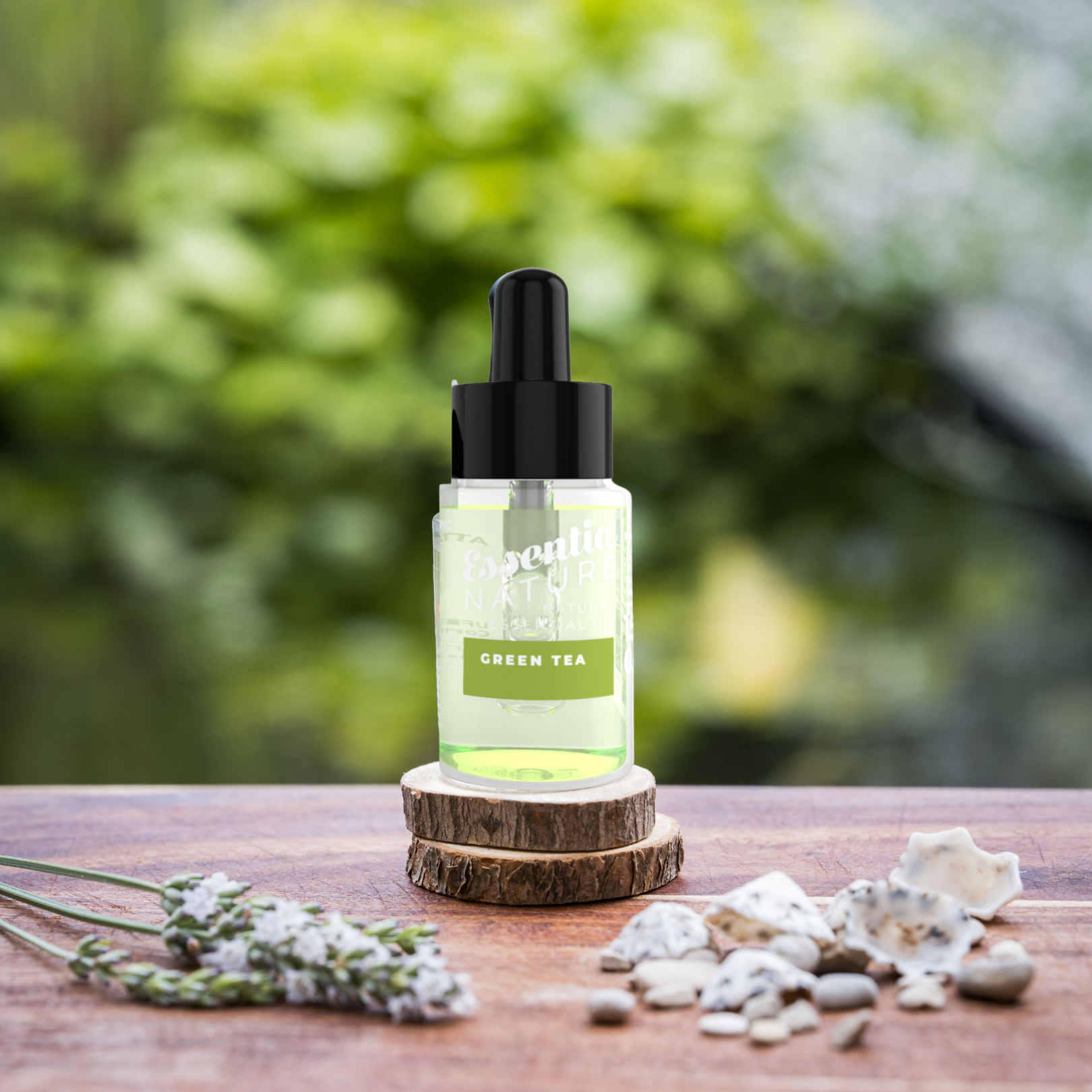 Groene theegeur wasparfum in transparante pipetfles met zwarte dop op houten ondergrond, omringd door lavendel en natuurlijke stenen voor een frisse, duurzame en luxe wasbeleving.