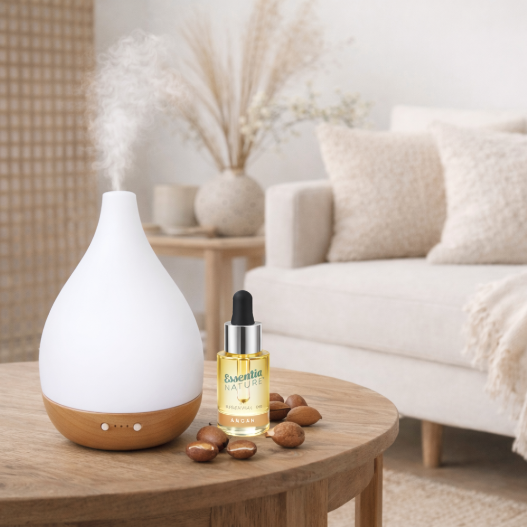 Diffuser “Mozzin Ella” met heveahouten basis en opaalglazen kap, verspreidt etherische oliën gelijkmatig en creëert een warme, sfeervolle gloed, elegant en tijdloos voor thuis of als cadeau.
