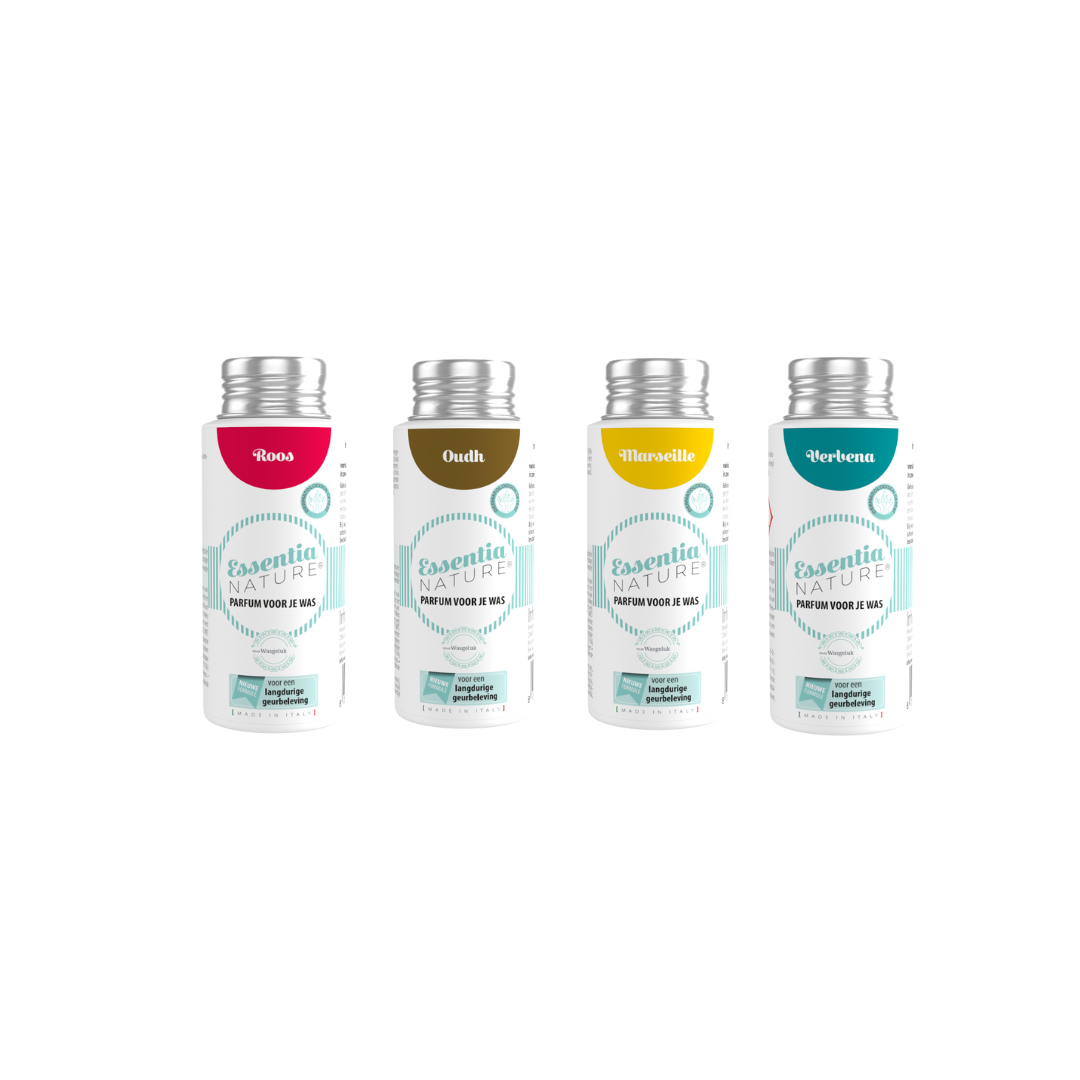 Vier flessen Essentia Nature wasparfum in de geuren Roos, Oudh, Marseille en Verbena naast elkaar, met gekleurde etiketten en zilveren doppen.