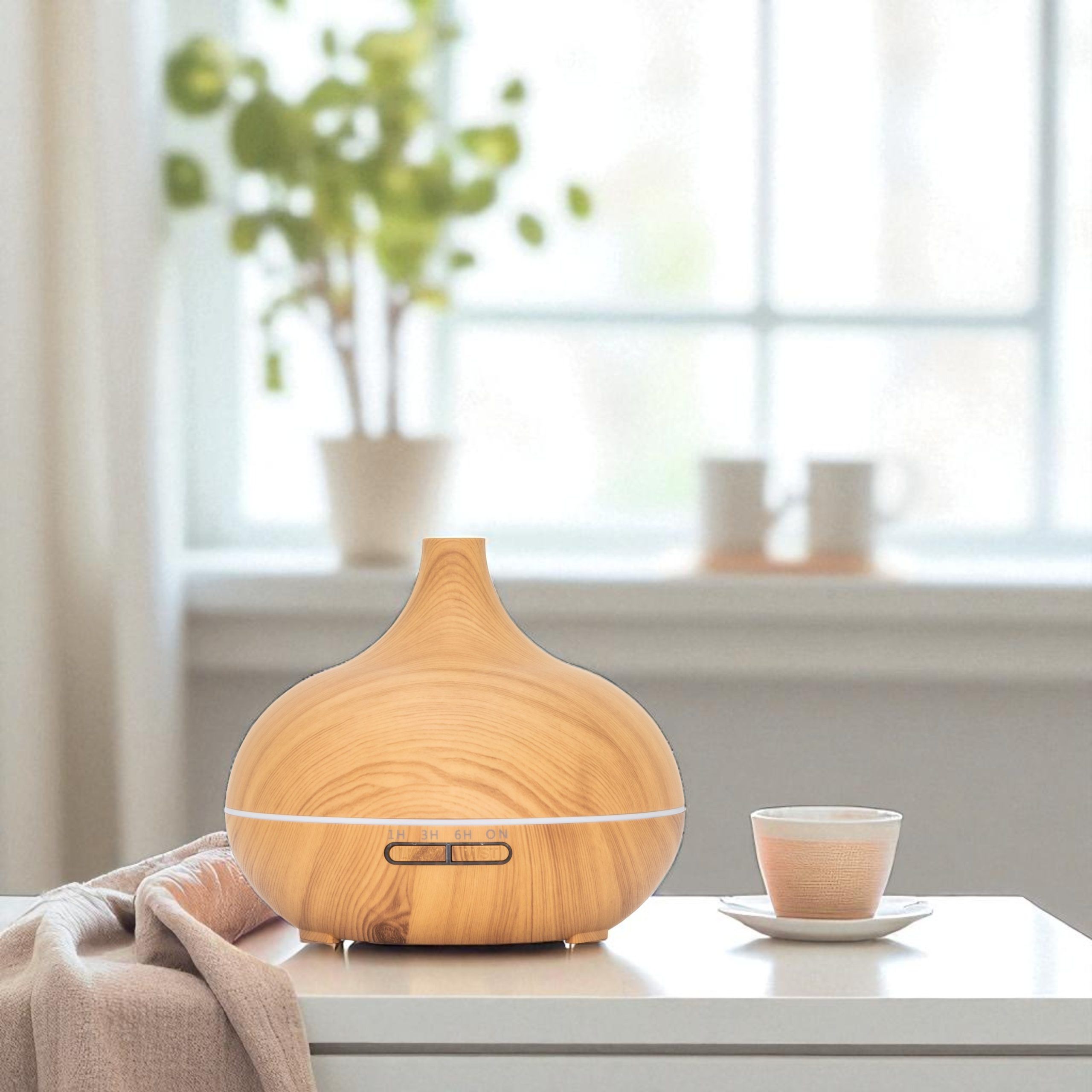 Houtkleurige design diffuser voor wasparfum en geurolie op een tafel in een lichte, minimalistische woonkamer voor een luxe geurbeleving in huis.