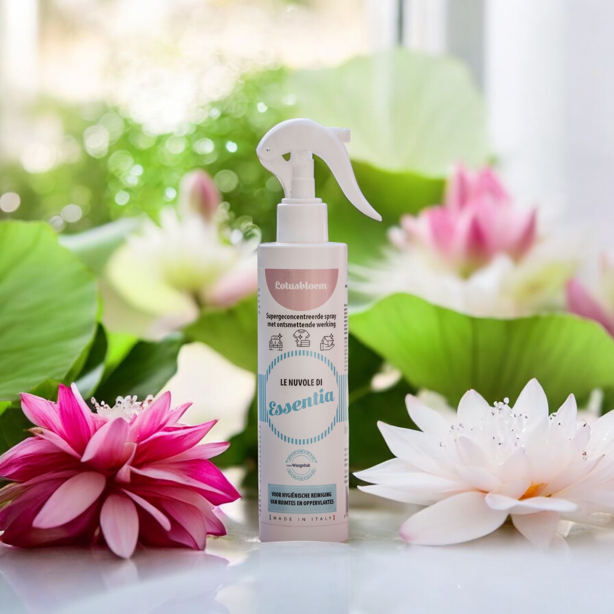 Wasgeluk Le Nuvole di Essentia Lotusbloem supergeconcentreerde spray voor hygiënische reiniging, gefotografeerd tussen roze en witte lotus bloemen voor een luxe, langdurige geurbeleving.