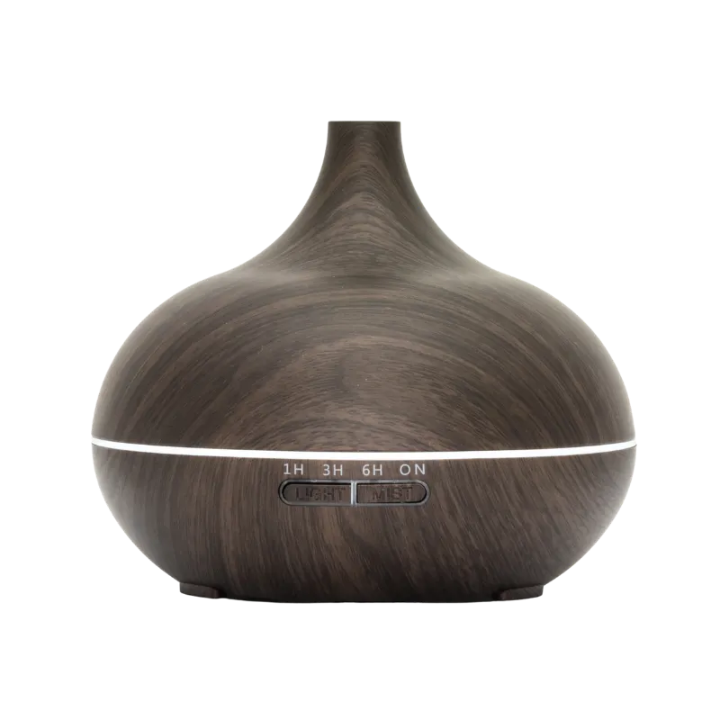 Een fijne geur in huis doet meer dan je denkt. Het zorgt voor rust, warmte en een prettige sfeer zodra je binnenkomt. De Essential Dark Wood diffuser verspreidt subtiel jouw favoriete geur door de ruimte en past dankzij de donkere houtlook prachtig in ieder interieur.