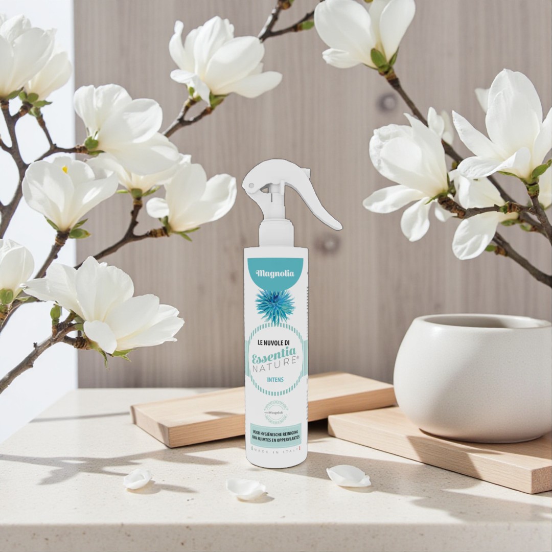 Cloud “Magnolia Intens” met een zachte, bloemige en verfijnde geur, geschikt om huis, meubels en textiel snel te verfrissen voor een lichte, langdurige frisheid.