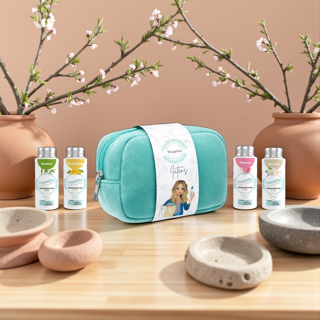 uxe fluwelen etui met vier bestsellers uit de INTENS-lijn wasparfum, zacht en chic, ideaal als verwenmoment of later te gebruiken als make-uptasje of travel pouch.