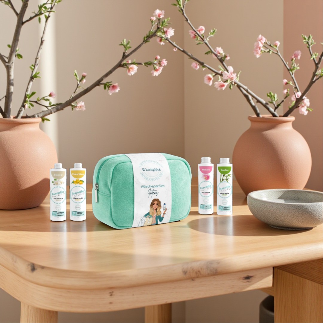 Luxe fluwelen etui met vier bestsellers uit de INTENS-lijn wasparfum, zacht en chic, ideaal als verwenmoment of later te gebruiken als make-uptasje of travel pouch.