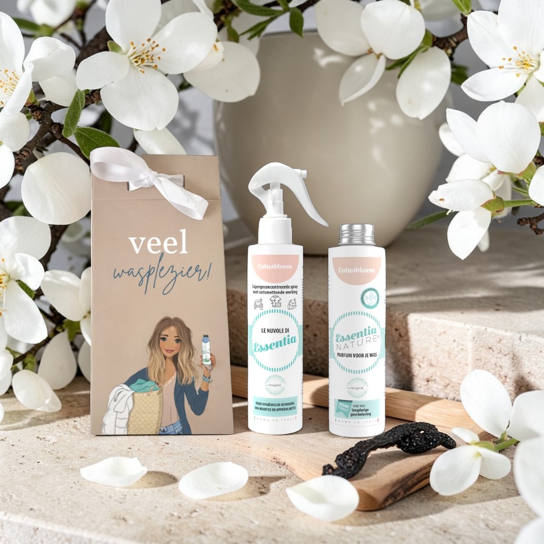 Giftbox “Mix & Match Classic Cloud” met één Classic wasparfum en één Cloud (250 ml elk) naar keuze, inclusief luxe cadeauverpakking met satijnen strik en gratis waszakje voor delicate items zoals lingerie en fijne stoffen.