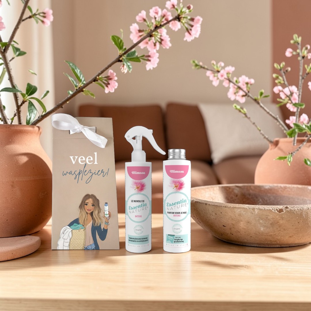 Giftbox “Mix & Match Intens Cloud” met één fles wasparfum en één fles Cloud (250 ml elk) naar keuze uit de INTENS-lijn, inclusief luxe cadeauverpakking met satijnen strik en gratis waszakje voor delicate items.